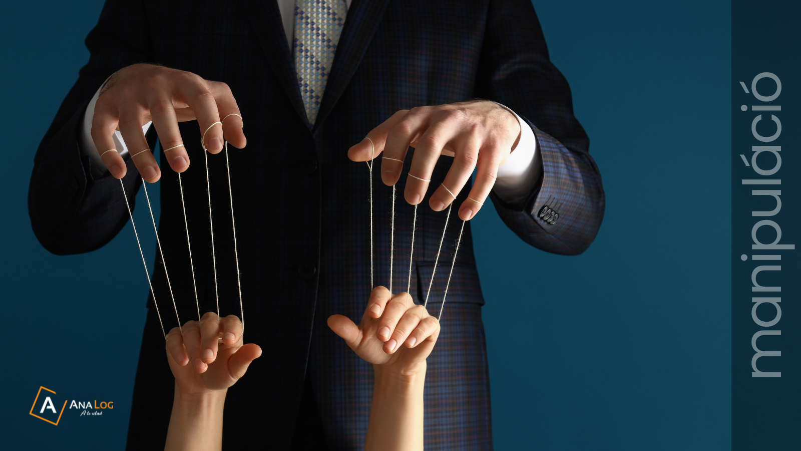 Kiemelt kép a manipulációról: egy öltönyös férfi bábuként irányít kisebb kezeket, illusztrálva a külső és a belső (érzelmi alapú ön)manipuláció folyamatát.